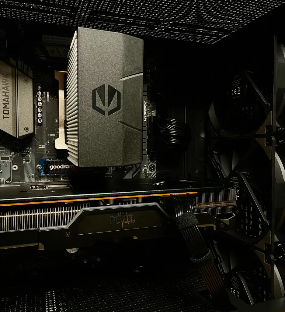 Wnętrze komputera PC podczas montażu, precyzyjny cable management